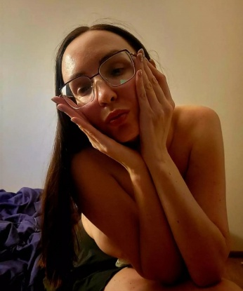 Живу в Москве и предлагаю интимные встречи, которые оставят в тебе яркие впечатления. Мои услуги включают классический и оральный секс, эротический массаж и ролевые игры. Готова воплотить все твои сексуальные желания и фантазии. Доступны разные временные форматы встреч. Для твоего удобства, я предоставляю свои фото и отзывы от предыдущих клиентов. Если ты ищешь нежность, страсть и удовольствие, то я та, кто сделает твои самые сокровенные мечты реальностью. 💋 Ирочка
